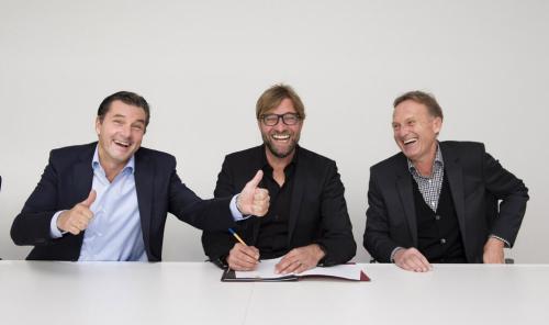 Jürgen Klopp (M) with Michael Zorc (L) and Hans-Joachim Watzke (R) signing his new deal.